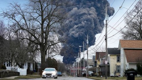 Desastre ecológico en Estados Unidos: Tren descarrilado arrojó altas cantidades elementos cancerígenos en Ohio