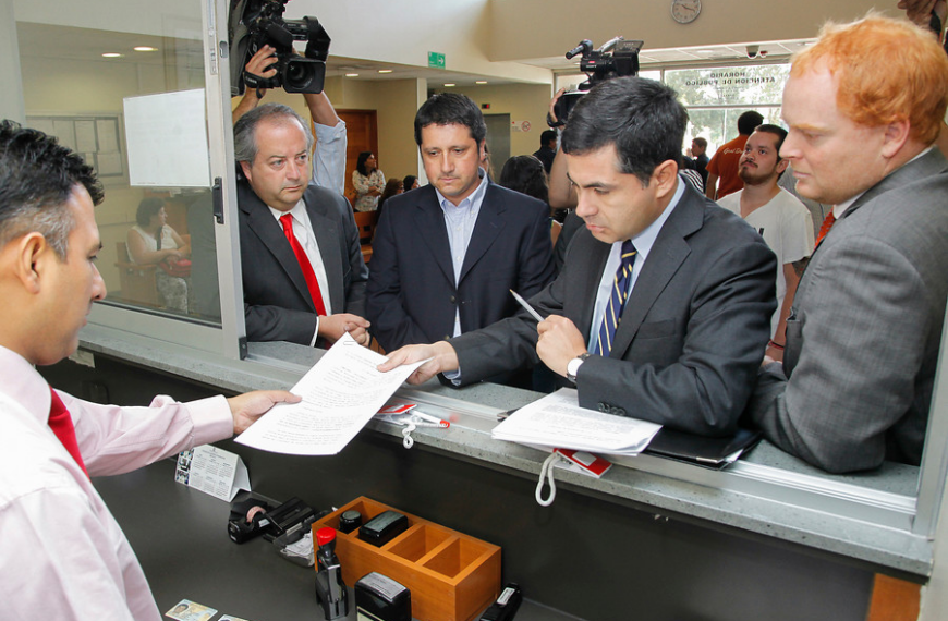 Querella Violación Secreto Funcionario Público en Santiago