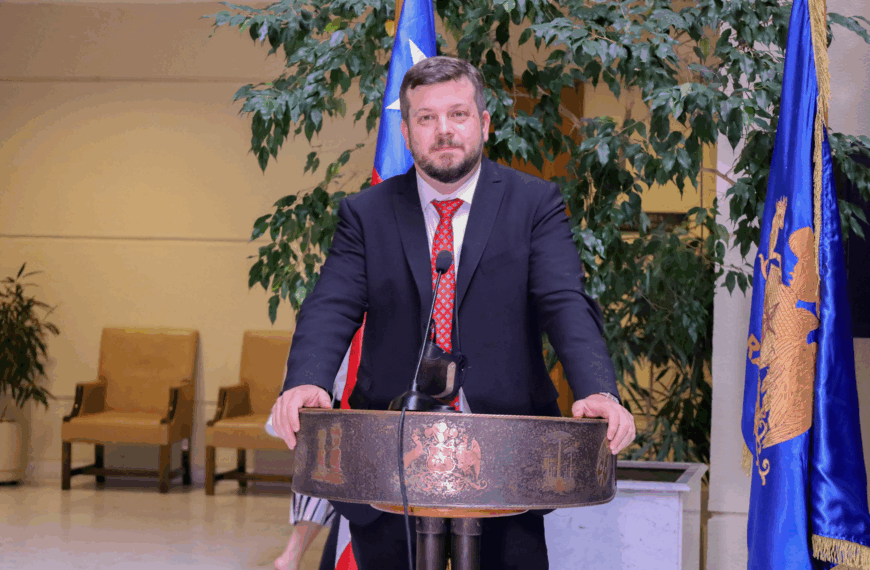 Johannes Kaiser Apoya a Claudio Crespo en Controversia