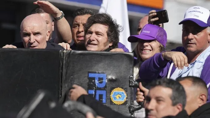 Javier Milei: Ataque en su caravana durante un acto electoral
