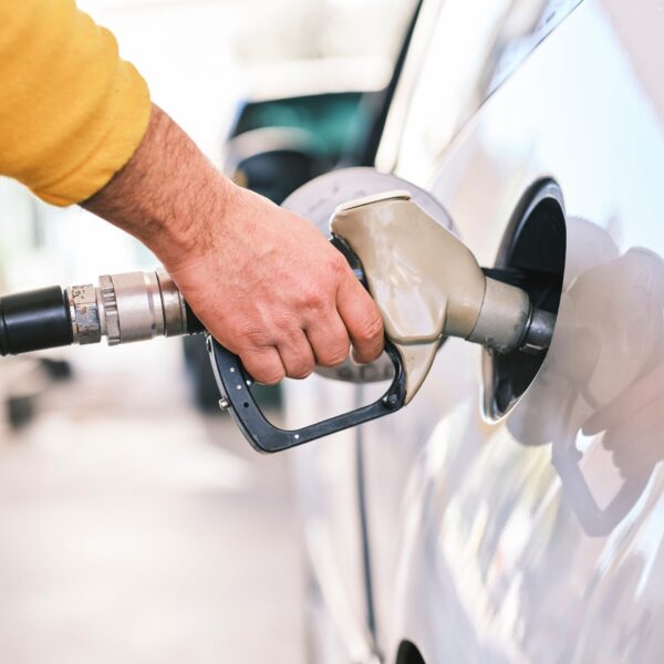 Aumento Gasolina: Impacto del Alza en el Costo de la Vida