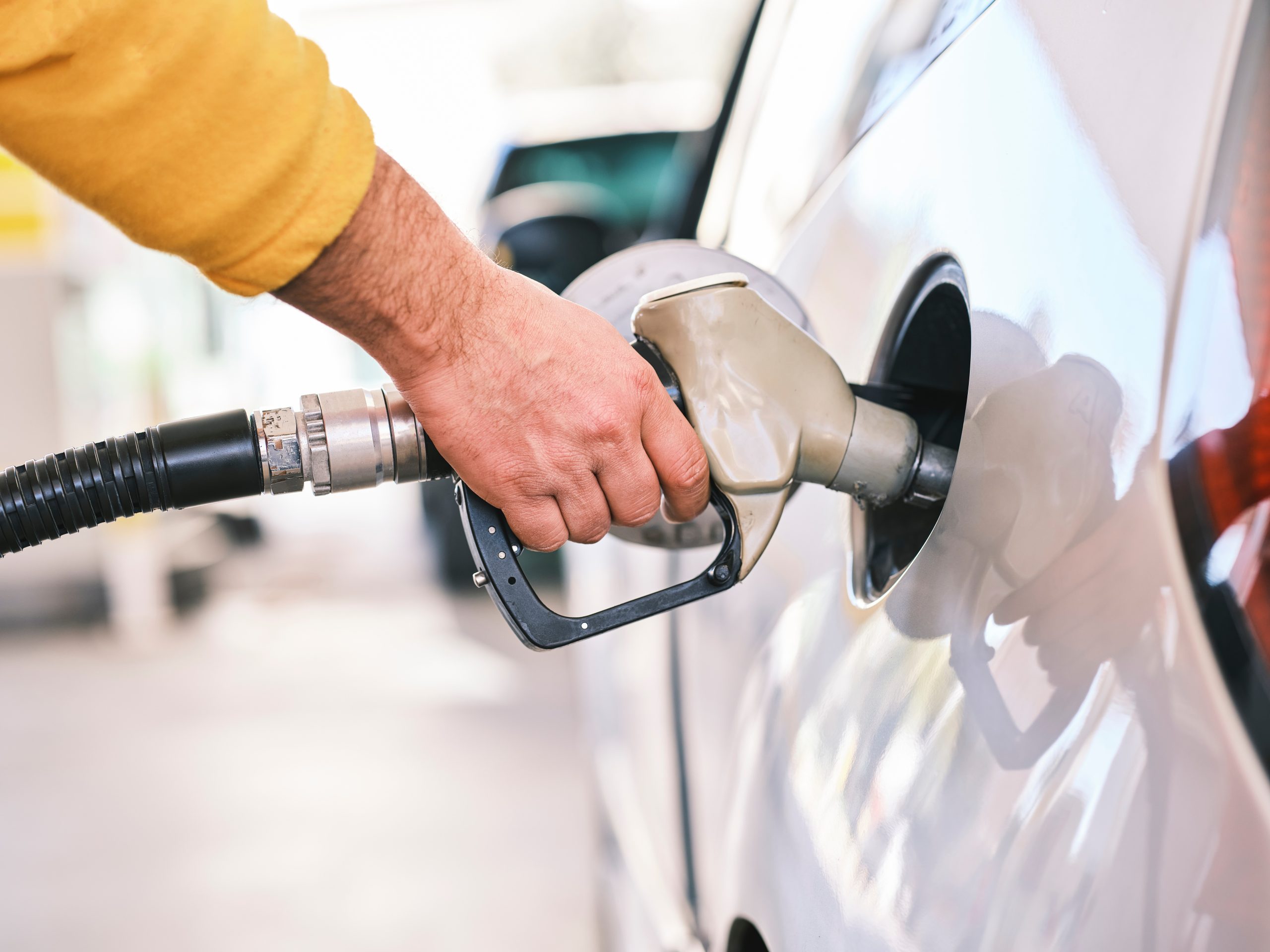 Aumento Gasolina: Impacto del Alza en el Costo de la Vida